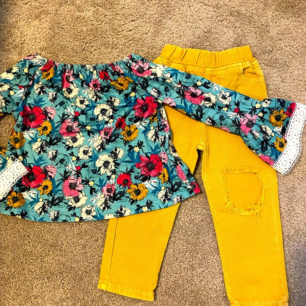 Size M (3-4T) outfit.